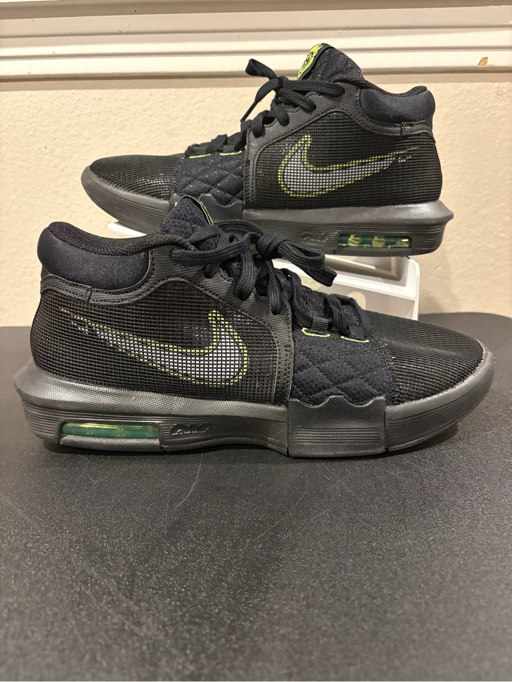 Nike LeBron Witness VIII Mens Size 11 Black/Volt Basketball Shoes FB2239 002